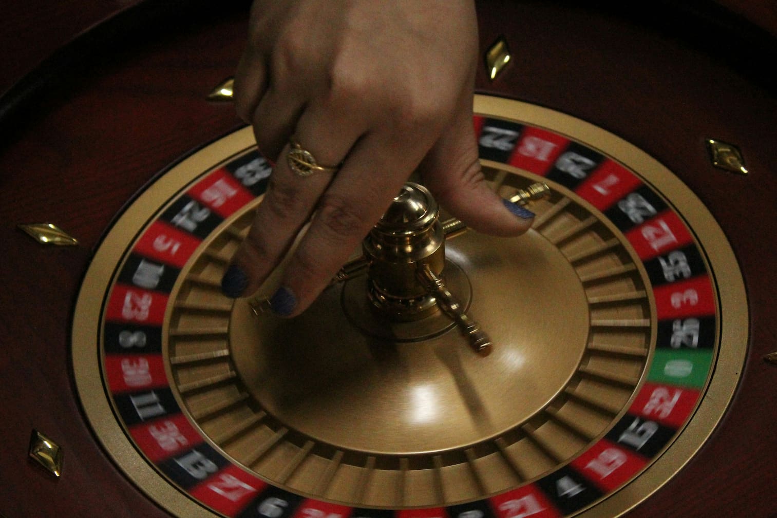 How Near Misses in Casino Games Trick the Brain and Keep Players Hooked